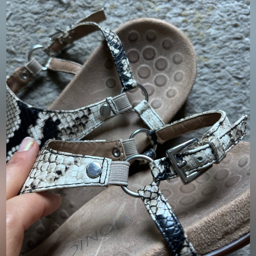 Vionic Snakeskin Thong Sandals Size 8 - Picture 4 of 4